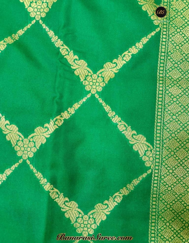 Banarasi Handloom Soft Silk Green Color Zari Pattern Saree - Image 4